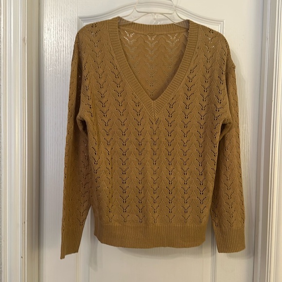 Cupshe Sweaters - NWOT Cupshe deep v neck sweater size small